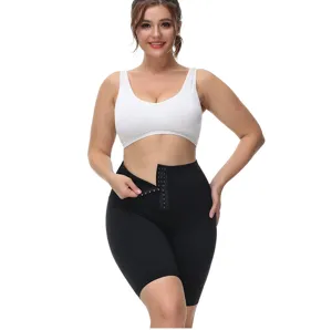 Nahaufnahme von High-Waist-Haken-und-Ösen-Formungs-Shorts mit elastischer Slim-Passform.
