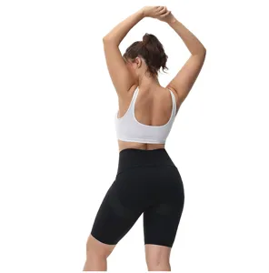 Detailansicht der High-Waist Fitness-Shorts von hinten kombiniert mit einem weißen Sport-BH.