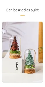 Ornement d'arbre de Noël en cristal dans une bouteille en verre, détail en gros plan