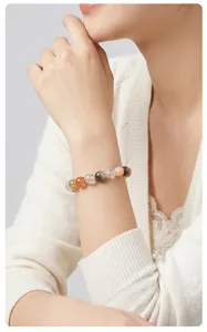 Close-up detailopname van kleurrijke rutielkwarts kristal kralen armband elegant gedragen om de pols.