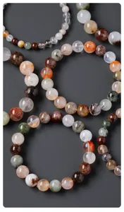 Natuurlijk kleurrijk rutiloide kwarts kralen armband, gedetailleerd overzicht van stenen.