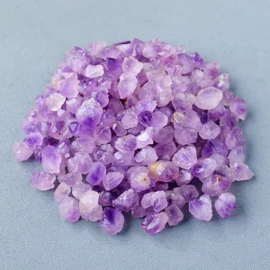 Vue détaillée d'amas d'améthyste brute, pierres de cristal violet naturel pour décoration.