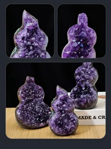 Améthyste d'Uruguay grappe forme calebasse géode cristal détail affichant des cristaux violets.