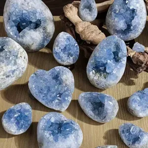 Natürliche Cölestin Kristallstufe Mineralspezimen Detailaufnahme mit blauer Struktur.