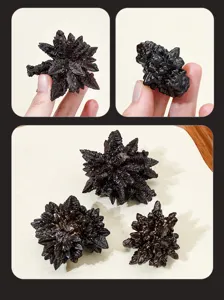 Detailansicht dunkler natürlicher Kristall Mineralien Cluster Proben, sternförmiges Unikat.