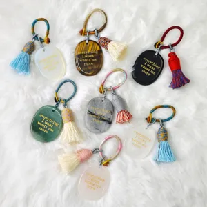 Pierres de paume en cristal naturel gravées avec des pompons colorés de yoga.