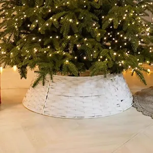 Primo piano dettagliato della gonna per albero di Natale in vimini bianco e trama.