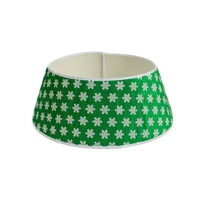 Gonna per albero di Natale verde con paillettes di fiocchi di neve bianchi festa.