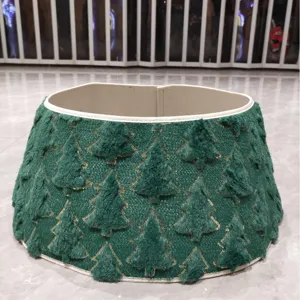 Collier de sapin de Noel en peluche verte avec motif d'arbres brodes de paillettes.