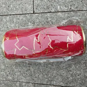 Jupe de sapin de Noel en peluche rouge avec des motifs dores pour la belle decoration.