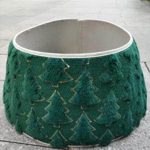 Collier de sapin de Noël en peluche verte base duveteuse avec arbres à sequins déco