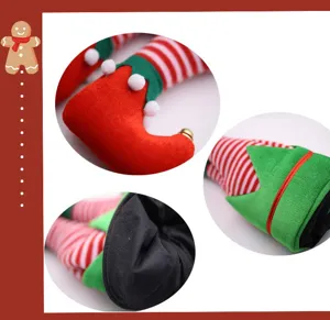 Kerst elf been hoed detail close-up met rood witte strepen en schattige pompons.