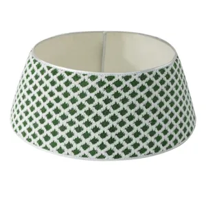 Détail en gros plan de l'anneau de collier d'arbre de Noël en tissu à motifs vert et blanc.