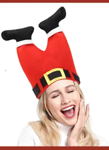 Gedetailleerd shot van grappige omgekeerde kerstman broek hoed, zachte pluche feestelijke hoofdtooi.