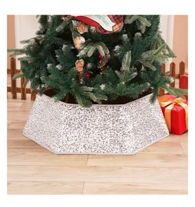 Jupe de sapin de Noel sequins argentés vue de détail, cache-base hexagonal de décoration.