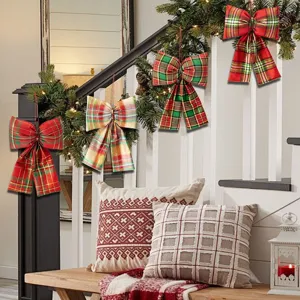 Festliche Weihnachts-Karo-Schleifen als Ornamente für Weihnachtsbaum und Dekoration.