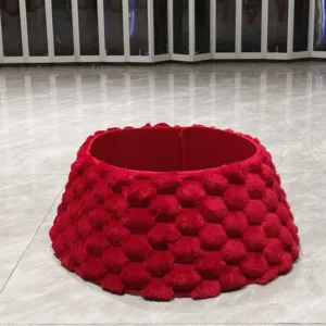 Jupe de sapin de Noël en peluche rouge avec motif texturé 3D pour la déco de fêtes.