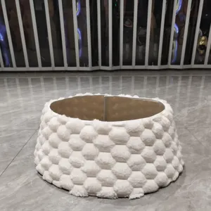 Détail de collier d'arbre de Noël en peluche blanche, jupe à texture bulle.