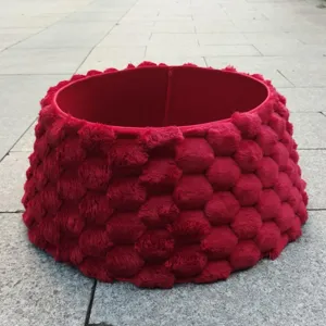 Roter Plüsch Weihnachtsbaum Rock Kragen, strukturiertes Rautenstrick Design für Fest.