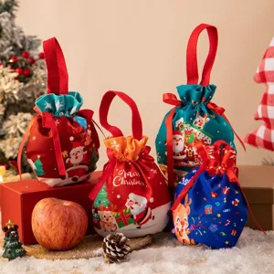 Weihnachtsgeschenktüten mit Kordelzug und Griff, süßer Weihnachtsmann und Rentier Druck für Geschenke.
