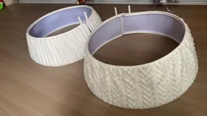 Nahaufnahme der weißen Plüsch-Weihnachtsbaumröcke mit feiner Textur und sauberer Verarbeitung.