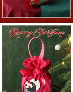 Detailaufnahme der roten Samt Weihnachtstüte mit süßem Pandamotiv und festlichem Band.