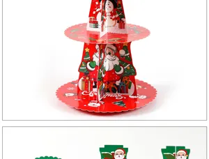 Detailopname van de 3-laags kerstkartonnen taartstandaard met feestelijke patronen.