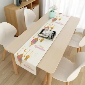 Detailansicht des Ramadan Tischlaeufers im Esszimmer, ideal fuer festliche Heimdekoration.