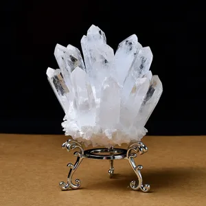 Ornement de pierre brute de groupe de cristal de quartz blanc naturel avec support métal détail.