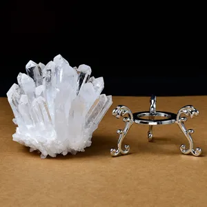 Amas de cristaux de quartz blanc naturel avec support métallique décoratif pour la maison.