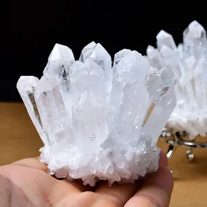 Ornement en pierre brute de cluster de cristal blanc naturel pour le décor et l'énergie.