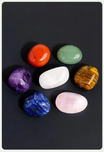 Pierres roulées en cristal coloré naturel 7 chakras méditation guérison vue détail