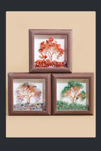 Natuurlijke kristallen boom fotolijst edelsteen geldboom met houten schaduwbox thuis.