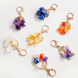 Natuurlijke kristal ruwe steen sleutelhangers, kleurrijke edelsteen tasbedels en decoratie.