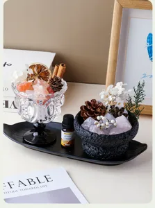 Detalle de aromaterapia sin llama en cristal natural con copa de vidrio y aceite esencial.
