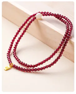 Natürliches Granat Mehrschicht Kristall Armband mit Jade Perle Detailansicht Foto.
