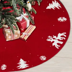 Roter gestrickter Christbaumrock mit weißen Rentieren und Schneeflocken für Weihnachtsdekor.