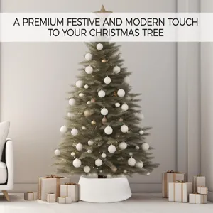 Detailansicht des weißen Christbaumständers in moderner Festtagsdekoration mit Geschenken.