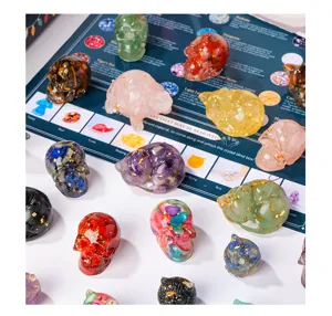 Detailansicht des Kunstharz Kristall Tier und Totenkopf Figuren Sets für Adventskalender.