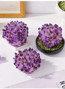 Vue détaillée d'amas de cristaux d'améthyste naturels pour décoration, plantes DIY et bureau.