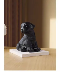 Primo piano di una statuetta di cane in ossidiana nera cristallo decorazione da scrivania.