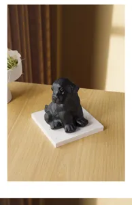 Dettaglio statuetta cane in ossidiana, animale in cristallo artigianale decorazione casa.