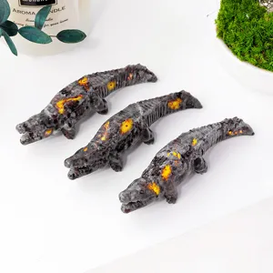 Detailaufnahme der Naturstein Kristall Krokodil Figur, geschnitztes Tierdekor für Tisch.