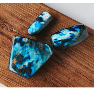 Details von natürlichen blauen Labradorit Freiform Poliersteinen für DIY und Heim-Dekor.
