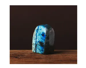 Detailansicht eines blauen Labradorit Kristall Edelsteins, poliertes Mineralexemplar.