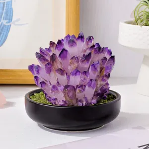 Décoration de grappe de cristal d'améthyste naturelle dans un bol noir avec des pierres vertes