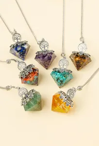 Nahaufnahme des Kristall Diamant Harz Pendelanhängers mit bunten Steinen und Baum.