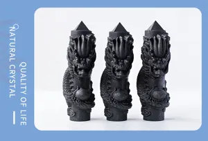 Dettaglio colonna drago in cristallo shungite, ornamento intagliato in pietra naturale.