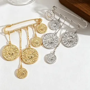 Detailansicht der Retro-Anstecknadeln mit Sonnengesicht in Gold und Silber-Finish