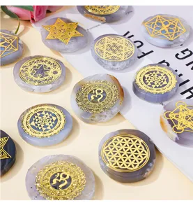 Natürlicher Achat Kristall Kühlschrankmagnet mit heiligen Geometrie Symbolen für Zuhause.